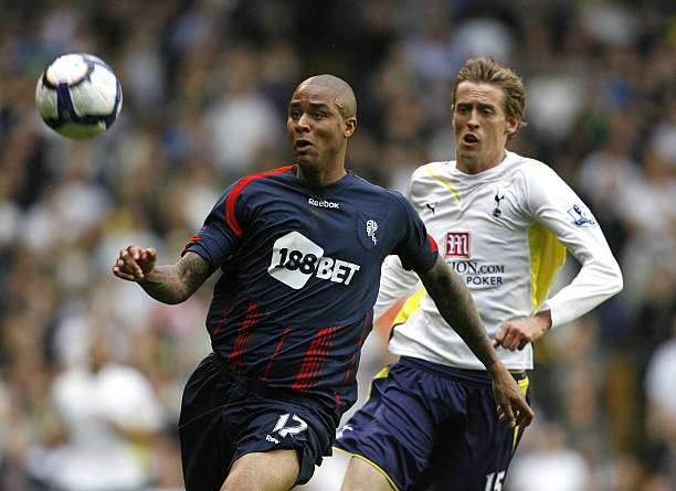 他所效力的 他所效力的